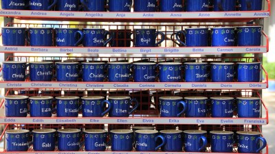 Många blåa koppar med namn på.