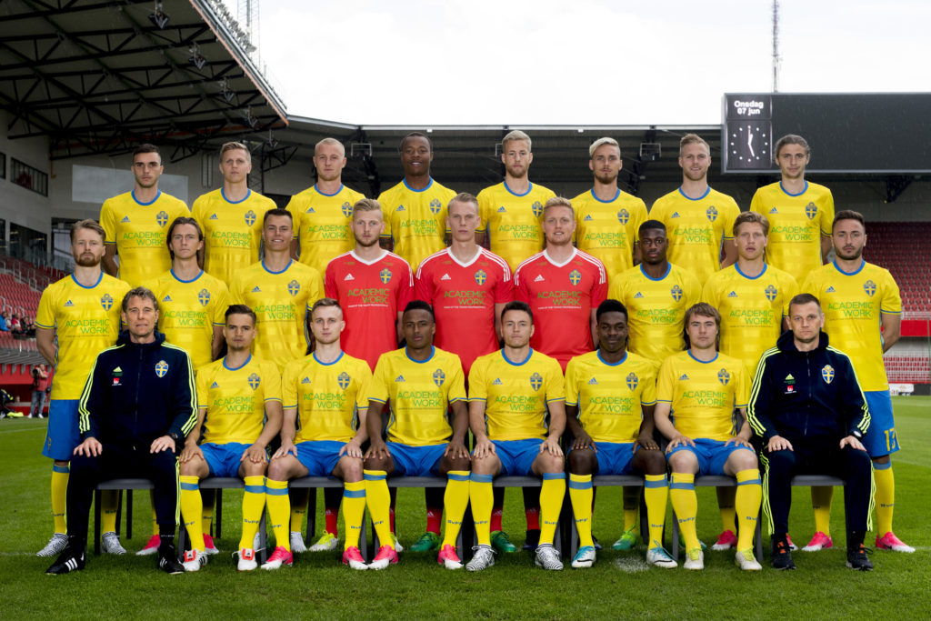 Hela laget i landslagets gula tröjor.