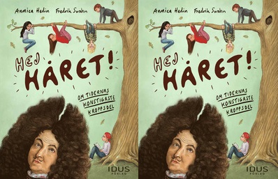 Ett manshuvud med en väldig hög peruk tittar fram framför ett träd som några barn klättrar i. Ovanför mannens huvud står det Hej håret.