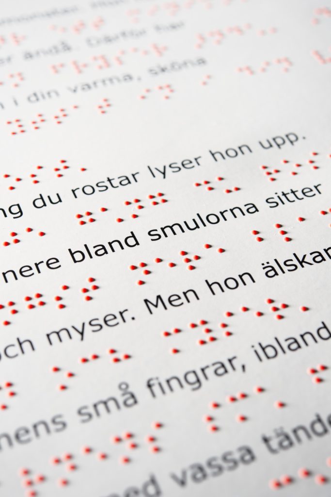 Text som är skriven i punktskrift under text som är skriven i synskrift.