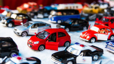 Många leksaksbilar som står tillsammans.