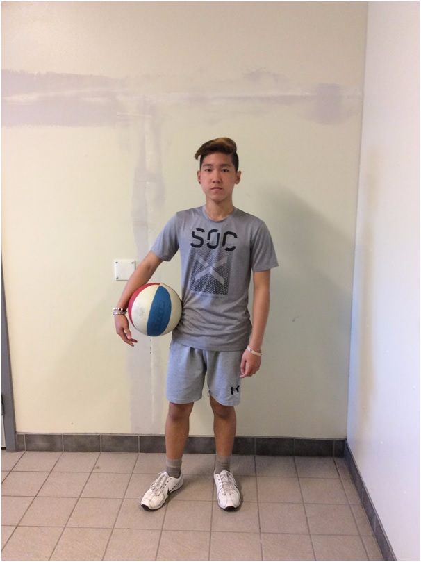 Mutuki Cortejo Jumawan med en basketboll under armen.