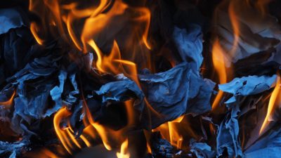 Närbild på papper som brinner.