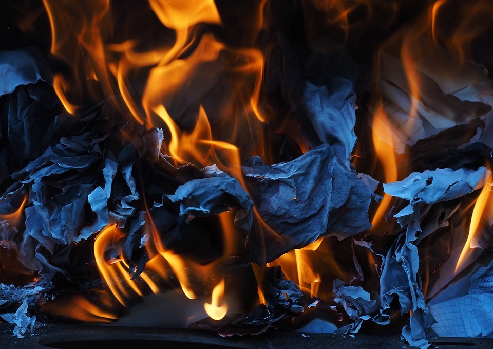 Närbild på papper som brinner.