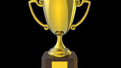 En stor guldig pokal.