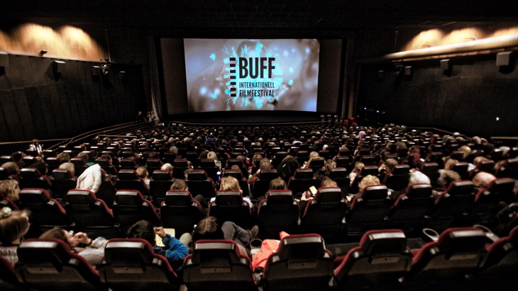 En nästan fullsatt biografsalong. På bioduken står det BUFF internationell filmfestival.