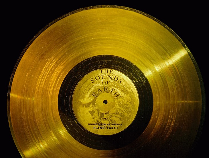 En gudlig skiva. Innerst är det en ring och innanför ringen står det "The sounds of earth".