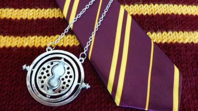 En stickad tröja, en slips och ett halsband från Harry Potter-filmerna.