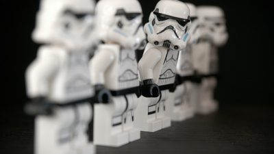 Fem stycken legofigurer som står på rad. Legofigurerna ska se ut som stormtrupper från Star wars i lego.
