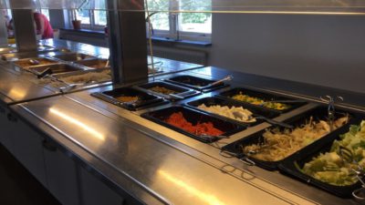 Bild på maten i en skolmatsal.