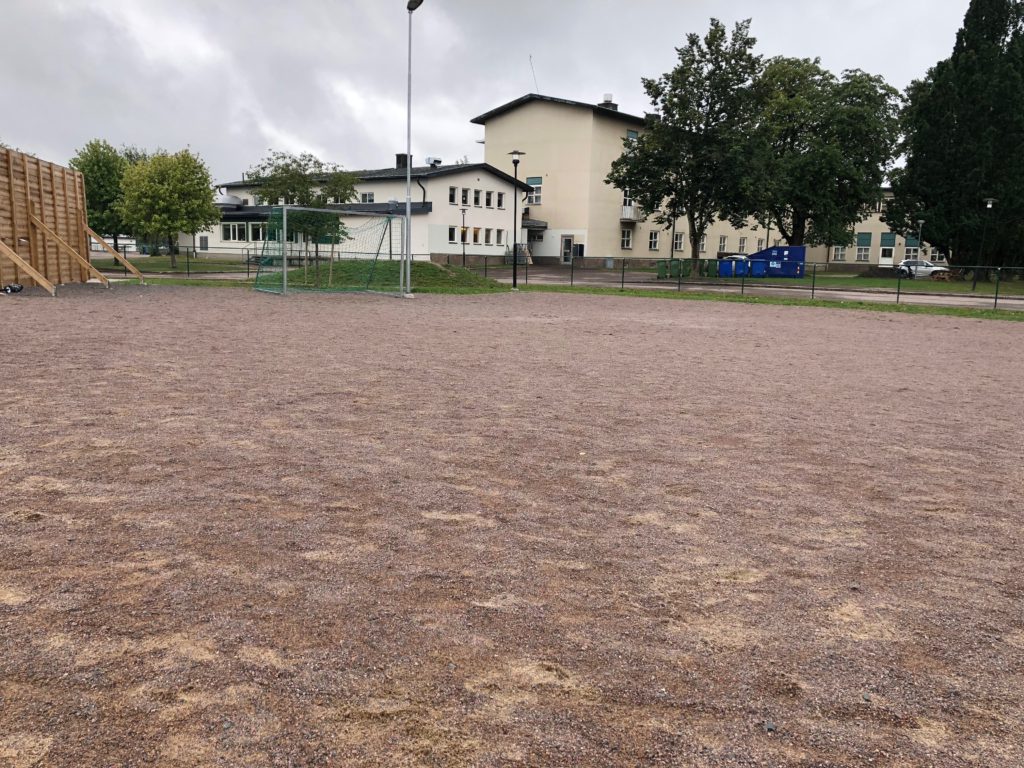 Bild på en fotbollsplan med grus.