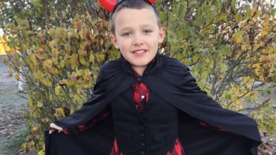 Gustav har klätt ut sig till vampyr.