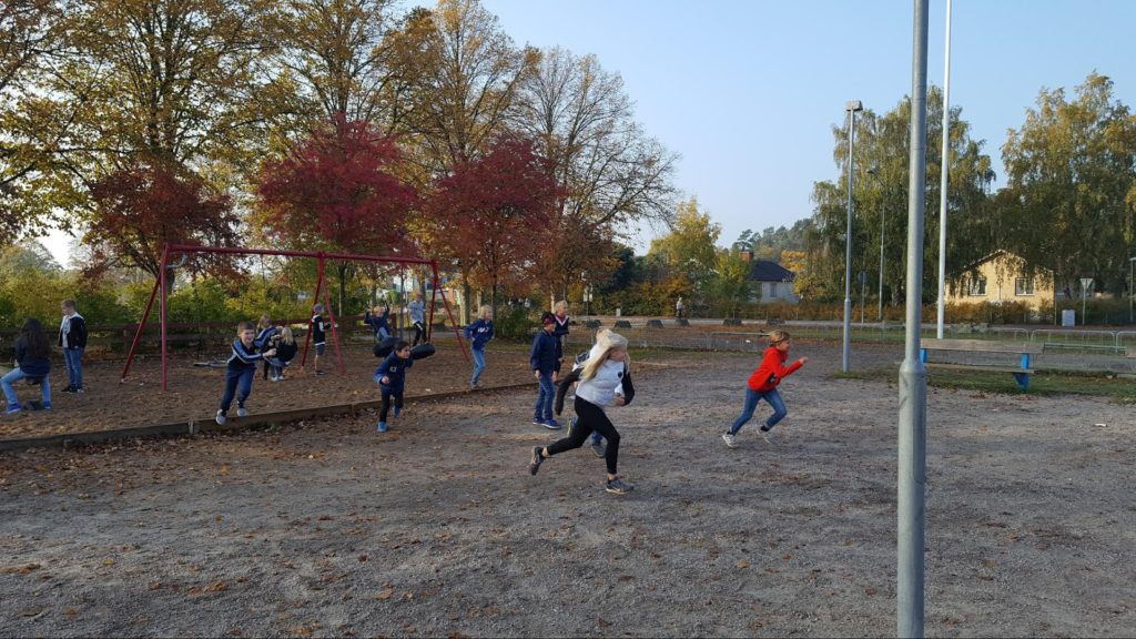 Foto på elever som leker.
