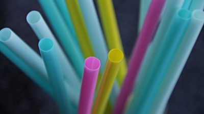Plastsugrör i olika färger