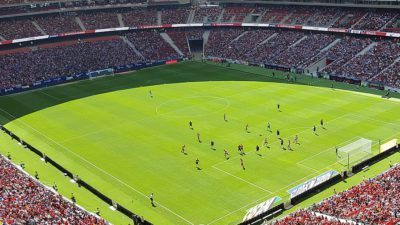 Bild på en fotbollsmatch som pågår på Atletico Madrids hemmaarena "Wanda Metropolian". På läktaren kan man se att de flesta åskådarna har hemmalagets matchtröjor på sig.