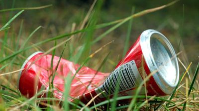 aluminiumburk i gräset