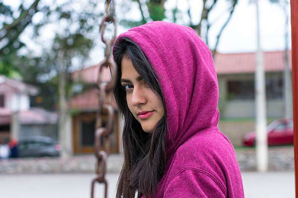 foto på en flicka med luvtröja