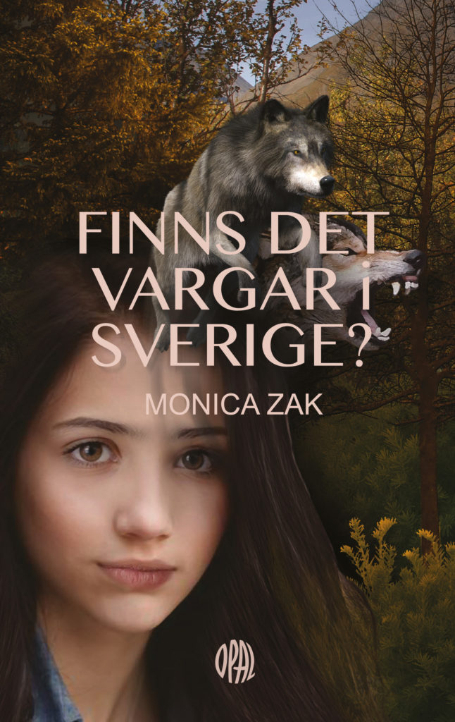 En flicka står i skogen. Bakom henne sitter en varg.