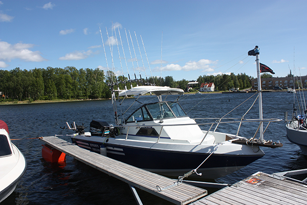 Foto på båt vid en brygga