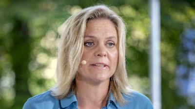 Magdalena Andersson i en blå tröja