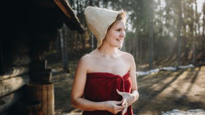 En vinterbadare utomhus i handduk.
