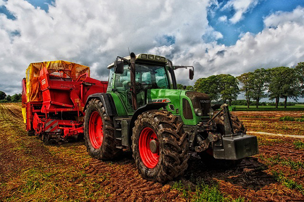 Foto på en traktor på en åker.