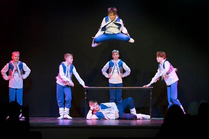 Foto på dansgruppen Younost när de framför en av sina traditionella danser.