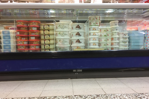 Foto på en glassdisk i en mataffär.