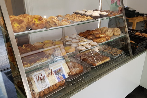 Foto på en disk fylld med olika sorters bullar och bakverk.