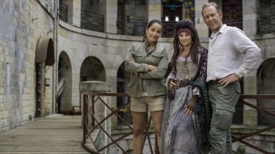 Programledarna Agneta Sjödin och Gunde Svan och gåtställaren Suzanne Reuter.