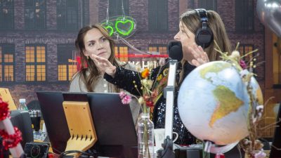 Brita Zackari och Linnea Henriksson i glasburen.