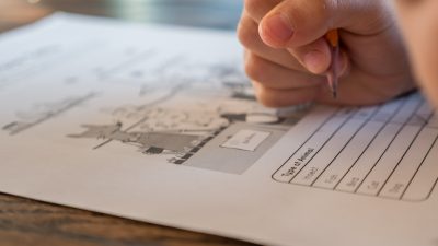 Någon gör en skoluppgift.